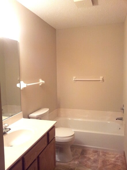 Building Photo - 1033 Lovell Ave W