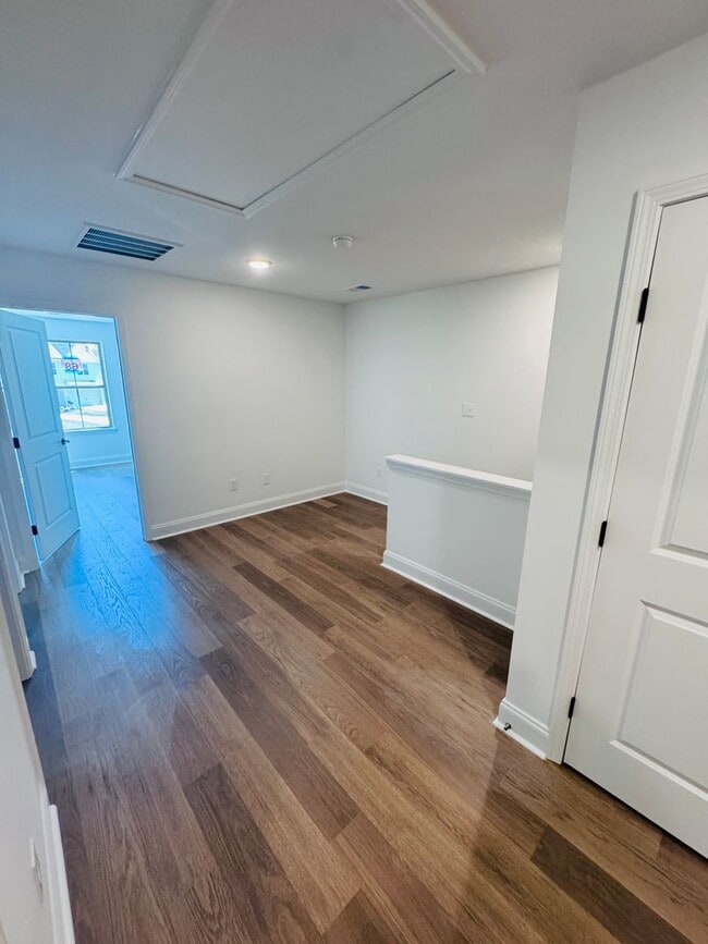 Building Photo - Move-In Ready 3-Bedroom Townhome – Modern Comfort Meets Style