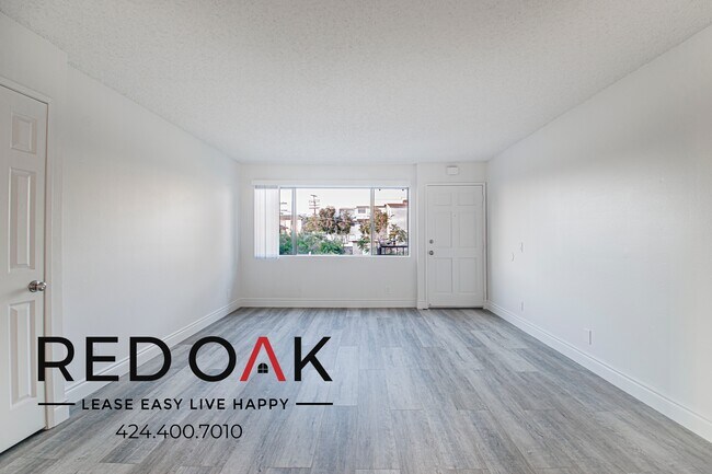 Building Photo - 10133 Pinewood Ave