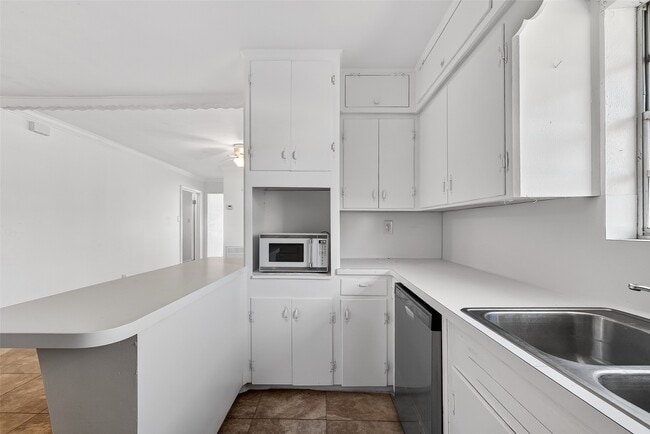 Building Photo - 703 Coryell St