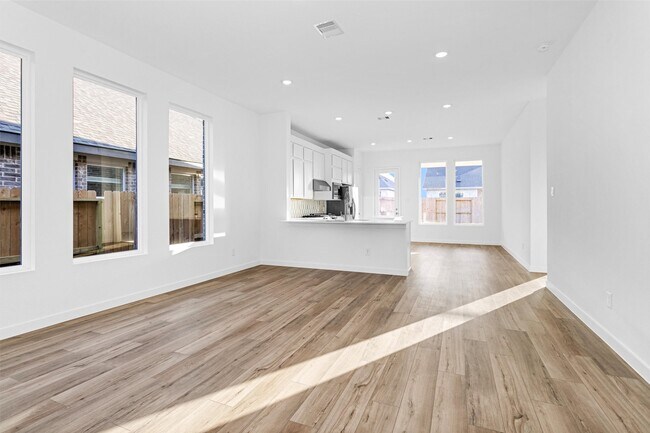 Building Photo - 29323 Meadowcreek Hl Dr