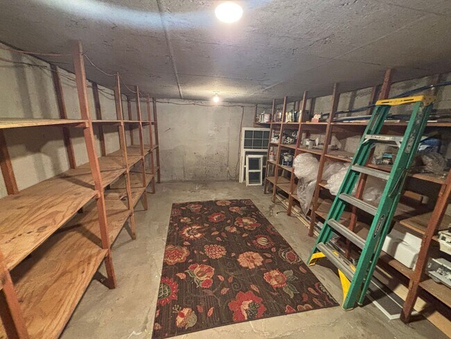 Building Photo - 4 Bedroom 2 Bathroom