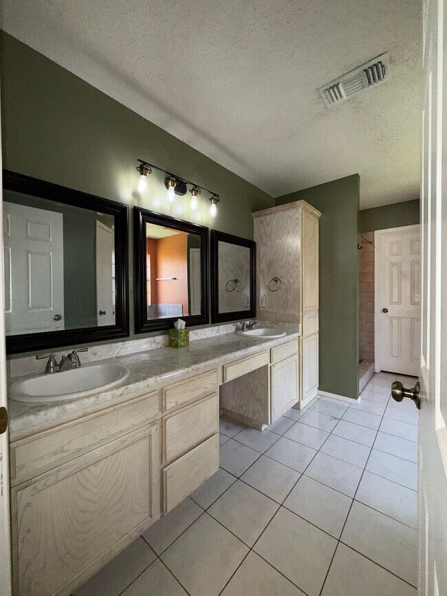 Building Photo - Gorgeous 3 bed/2bath home in Twin Oaks AVAILABLE NOW!