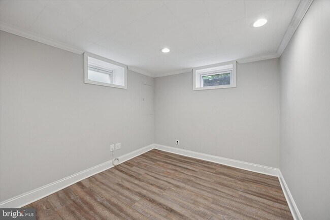 Building Photo - 704 Cedar Ave