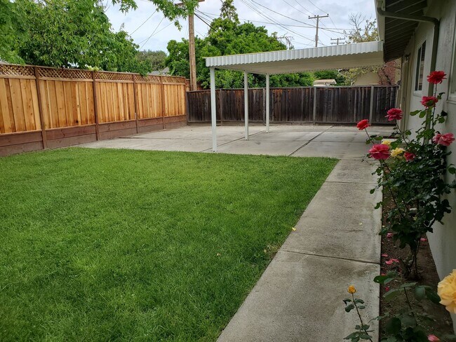 Building Photo - Beautiful 3 bedroom, 2 bath home available now