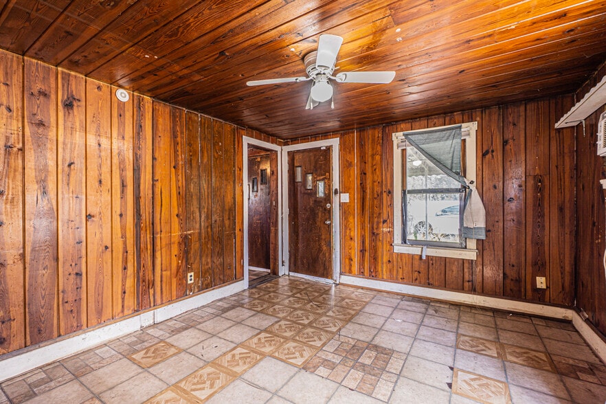 Building Photo - 10704 N Annette Ave