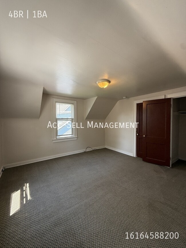 Building Photo - 901 Zeeland Ct NE