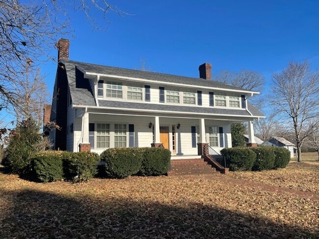 Building Photo - Mebane Farmhouse Available Now!