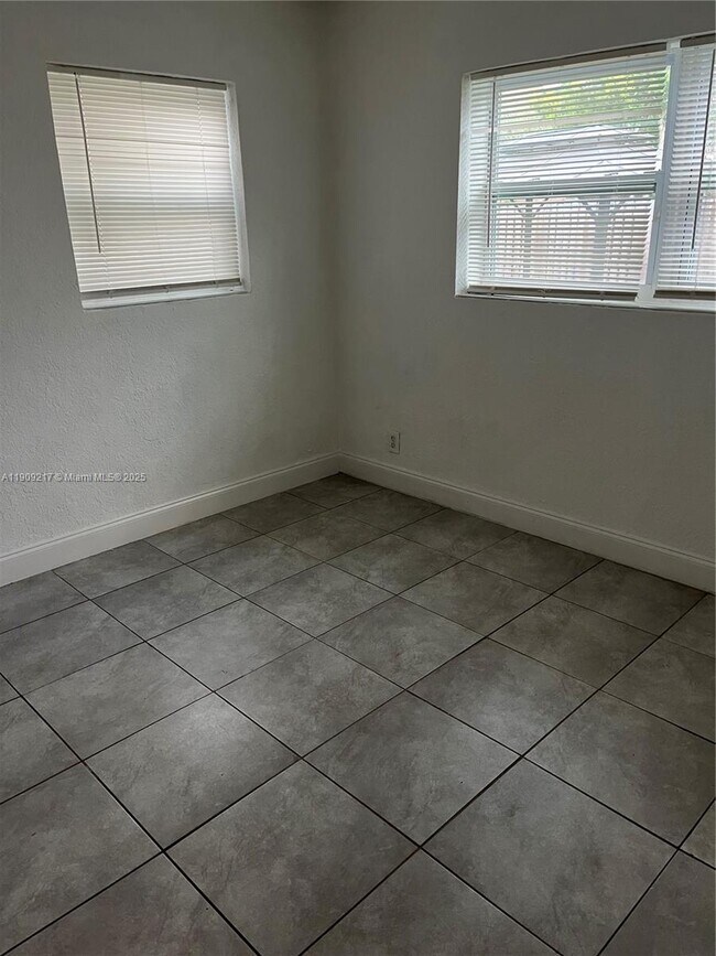 Building Photo - 1625 NW 9th Ave