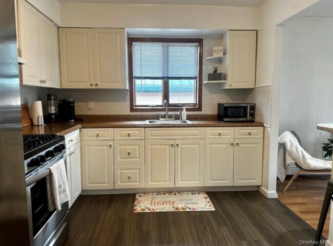 Building Photo - 92-12 25th Ave