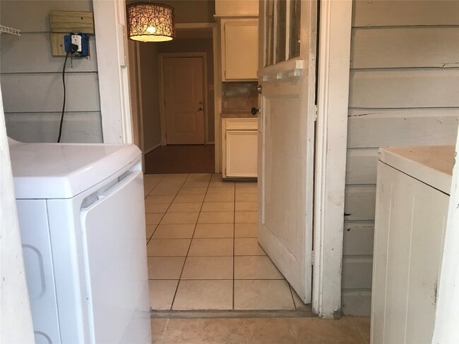 Building Photo - 215 E 25th St