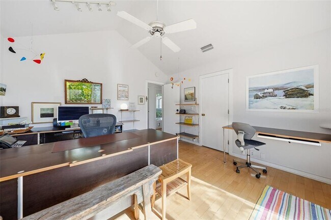 Building Photo - 700 Lands End Dr