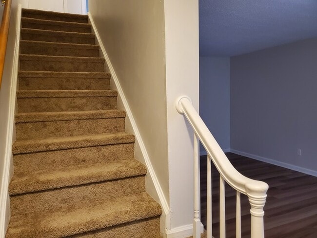 Building Photo - 2 Bedroom, 1.5 Baths Townhome in Candlewood Community.