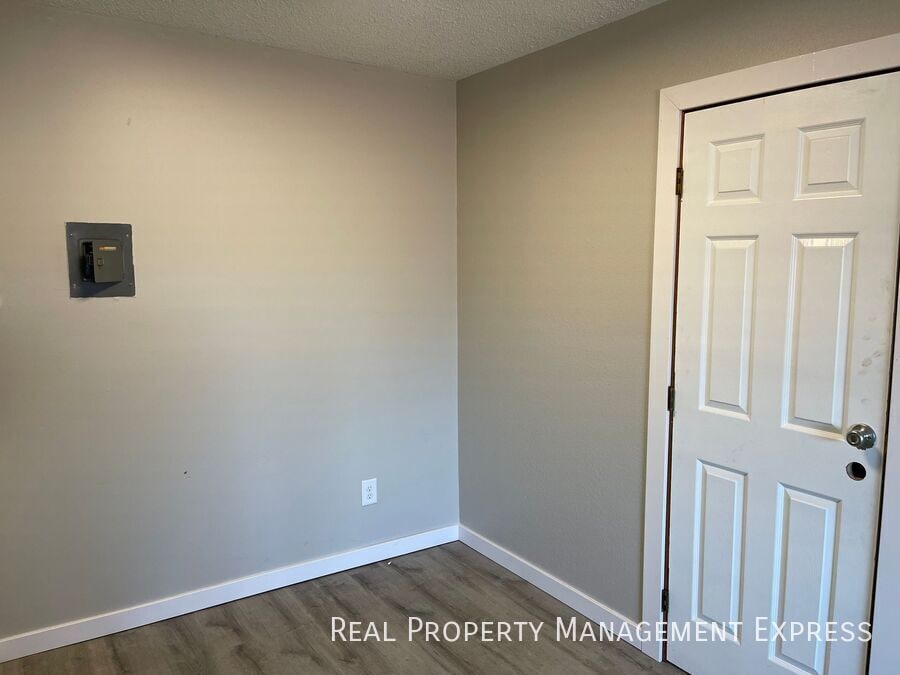 Building Photo - 2 Bedroom Apartment on the West Side