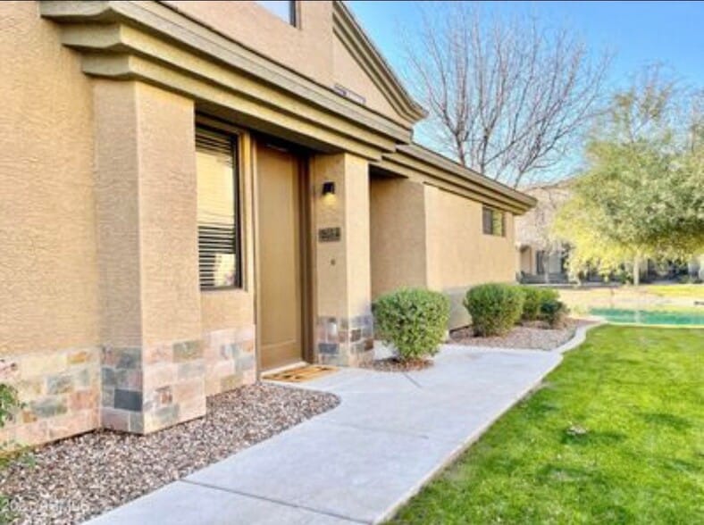 Building Photo - 705 W Queen Creek Rd