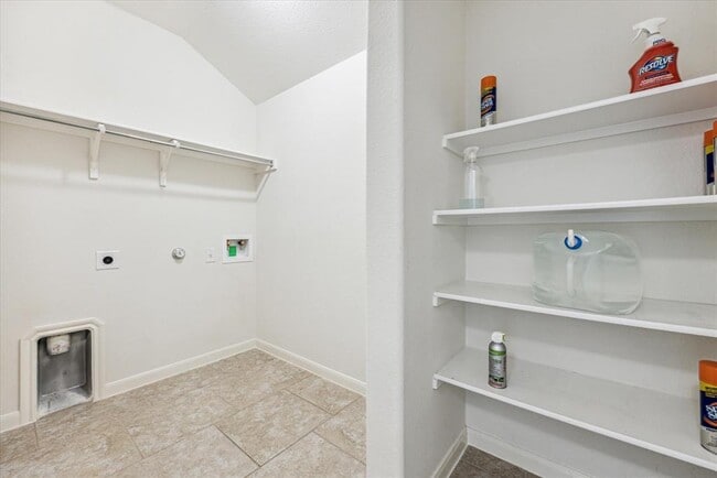 Building Photo - 6805 Leonardo Dr