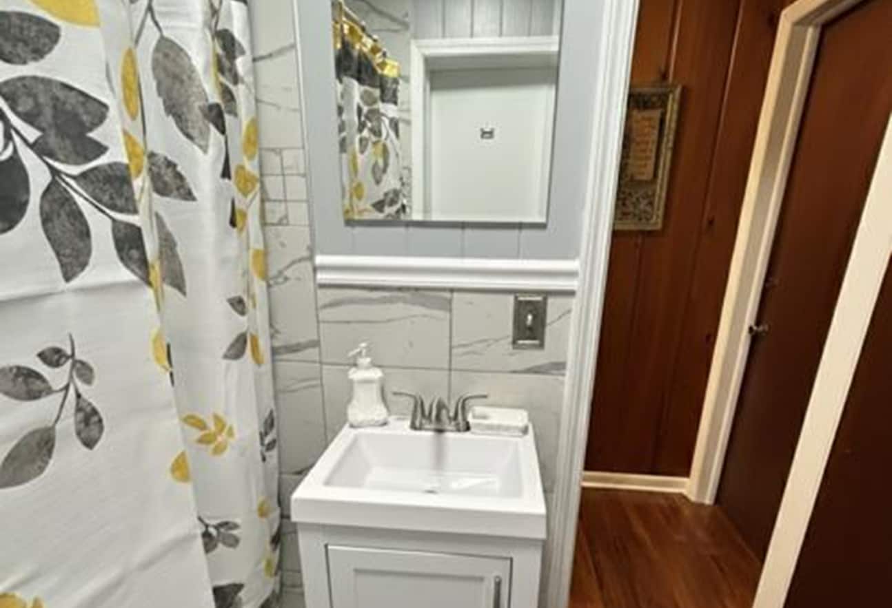 Bathroom - 2511 Mashburn Rd