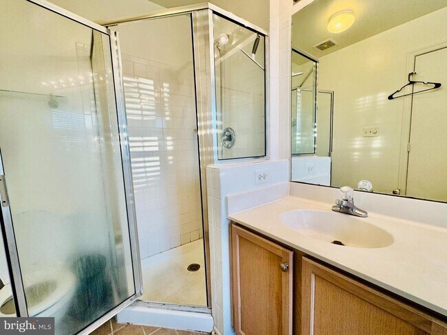 Building Photo - 4971 Clarendon Terrace