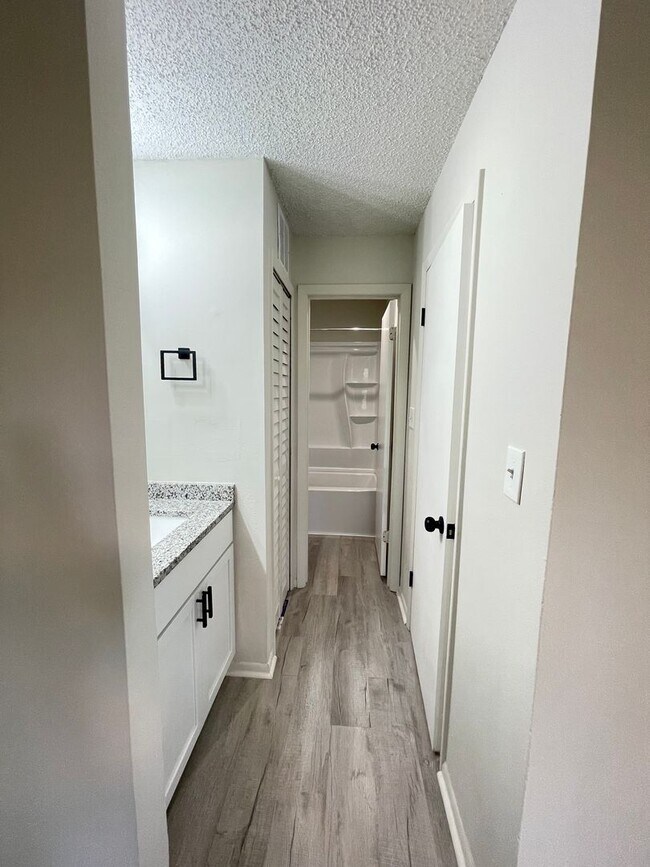 Building Photo - Fully Renovated 1-Bedroom, 1-Bath Condo in Gated Community – Available Now!