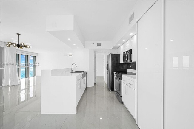 Building Photo - 16485 Collins Ave