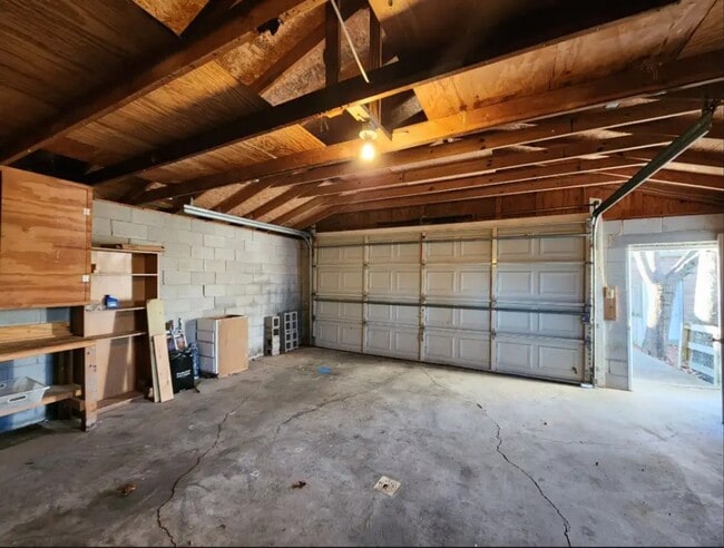 Building Photo - A cozy 3 bedroom, one bathroom house!