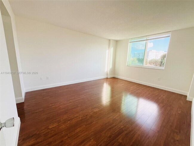 Building Photo - 919 Hillcrest Dr