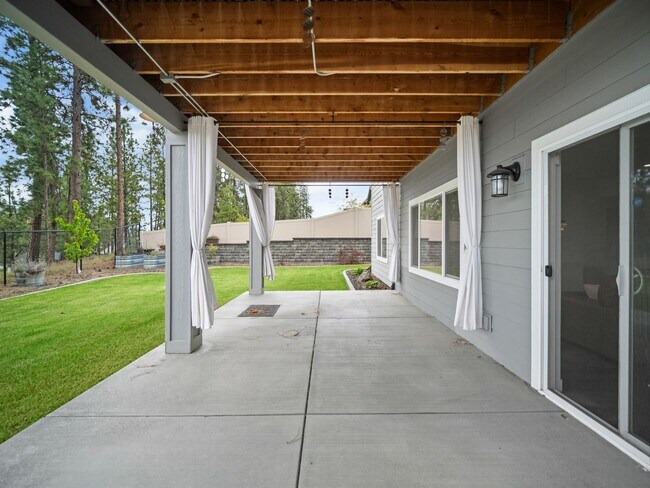 Building Photo - 4 bedroom Modern Home at Eagle Ridge Estates