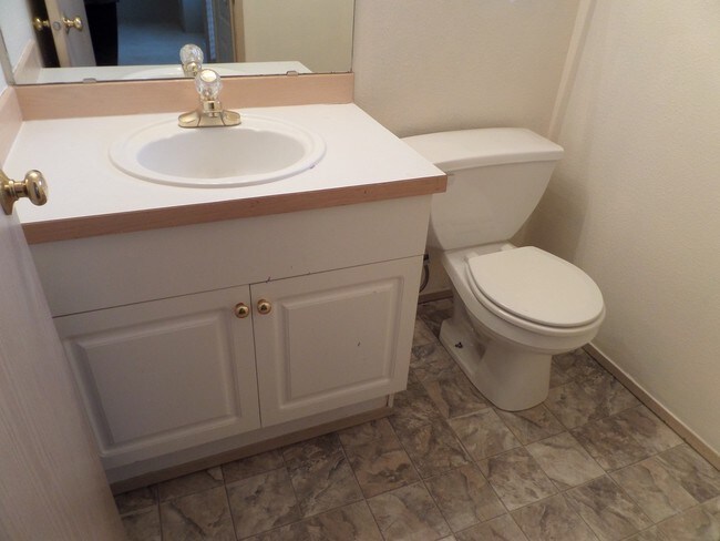 Building Photo - Large 3-Bedroom House w/New Carpet in Grea...