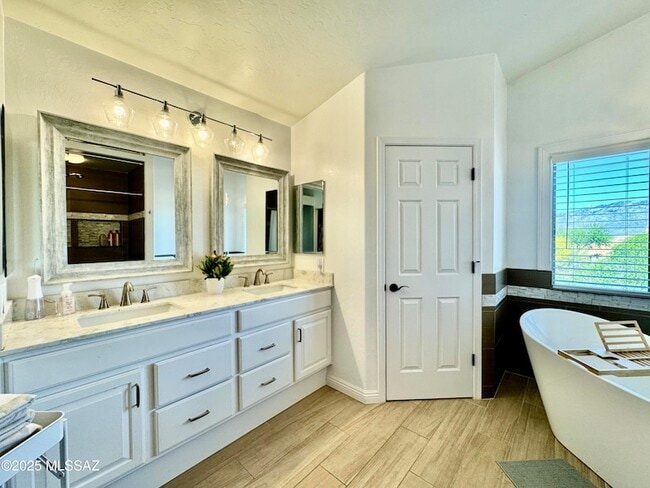 Building Photo - 12768 N Lantern Way