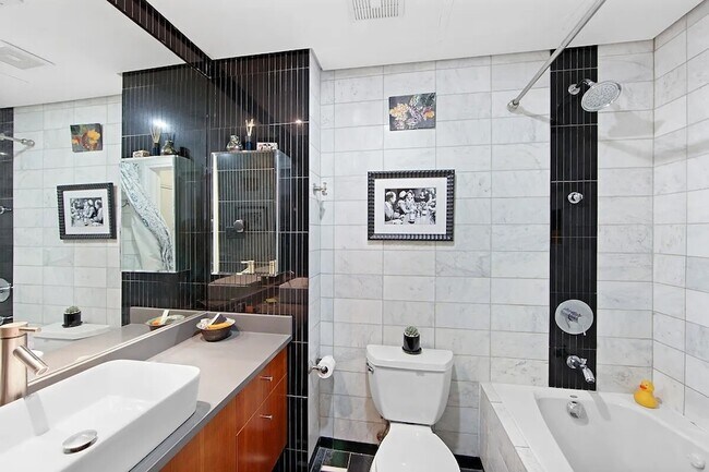 Building Photo - 206 Kent St