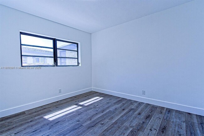 Building Photo - 372 W Dayton Cir