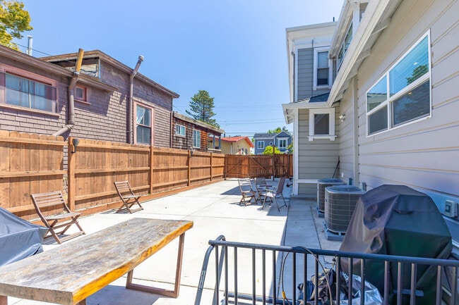 Building Photo - 2213 Blake St