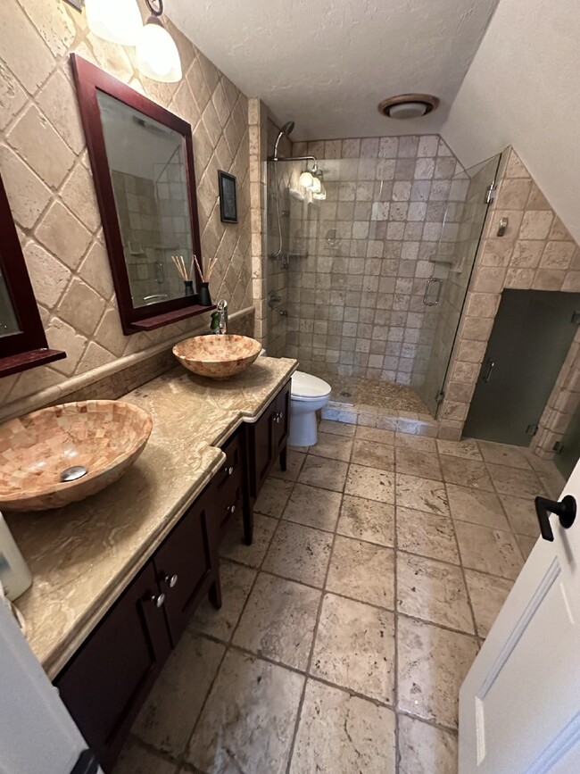 Building Photo - Luxurious 2 Bed, 2 Bath Rental on Lake Qui...
