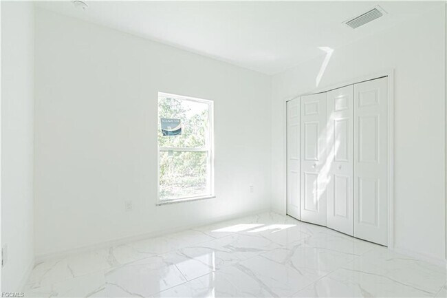 Building Photo - AVAILABLE NOW-TROPIC ACRES-THREE BEDROOM T...