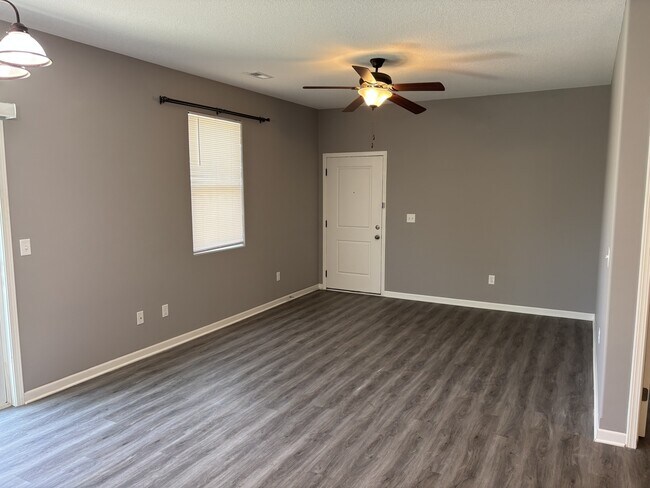 Building Photo - 464 S Longbranch Dr
