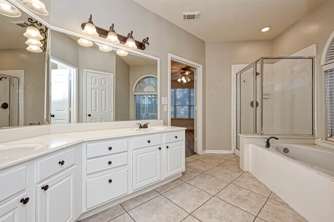 Building Photo - 11011 Sprucedale Ct