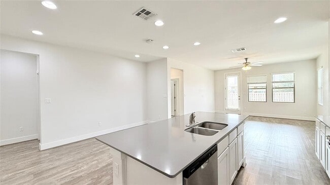 Building Photo - 600 Golden Glory Rd