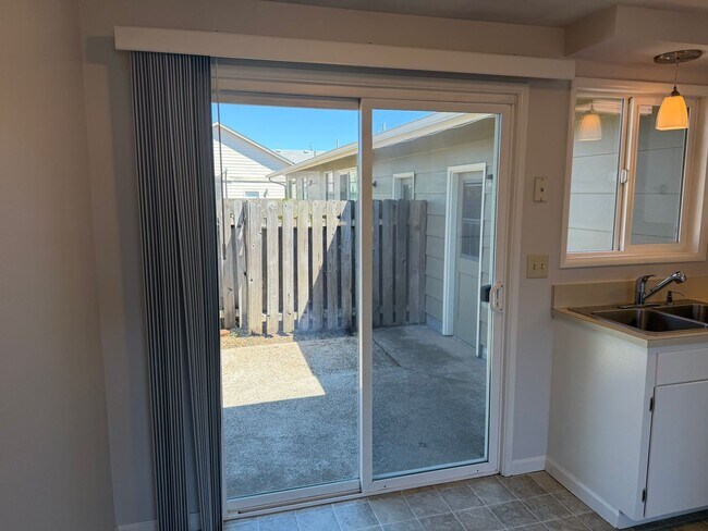 Building Photo - 3-bedroom, 1 bath duplex with garage!
