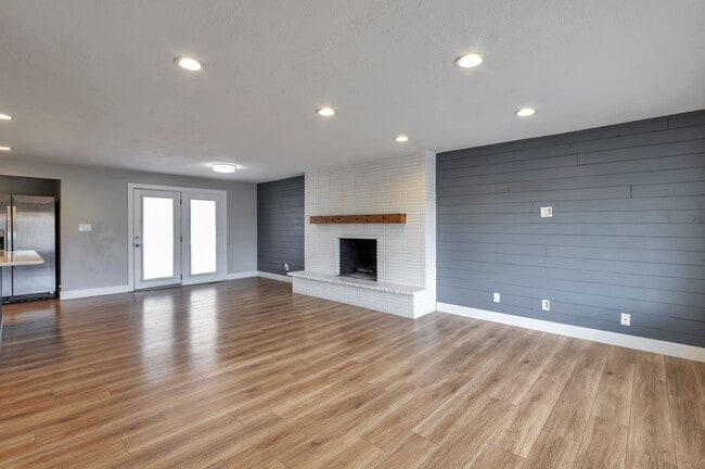 Building Photo - Simmons Duplex