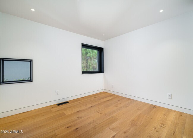 Building Photo - 1740 E Ocotillo Rd