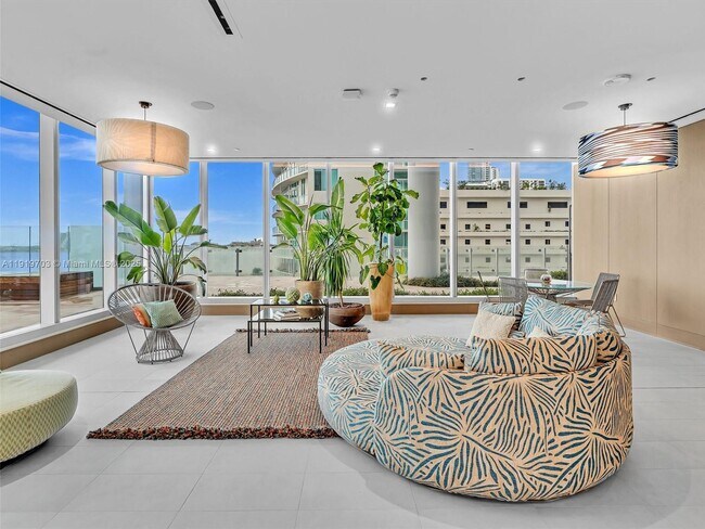 Building Photo - 700 NE 26th Terrace