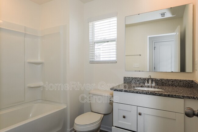 Building Photo - 331 Bell St