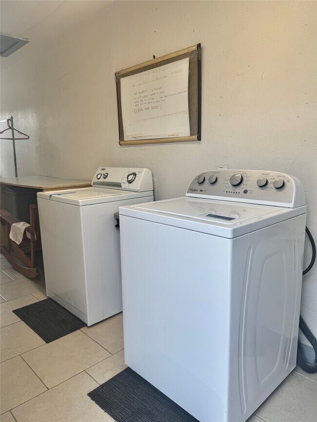 Building Photo - 1001 Spooner St