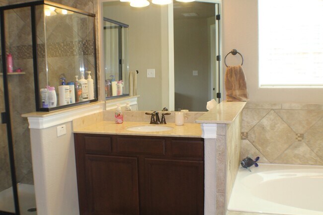 Building Photo - Beautiful spacious rental with fabulous up...