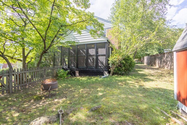 Building Photo - Charming  3 BR/1 BA Single-Family Home in ...