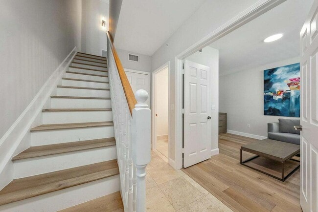 Building Photo - 696 Fern St