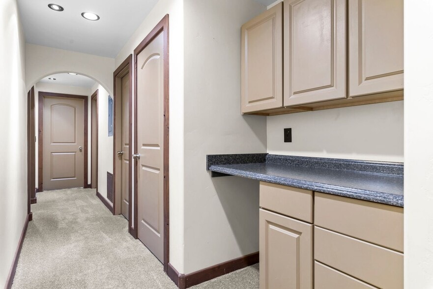 Building Photo - 231 E Sunshine Dr