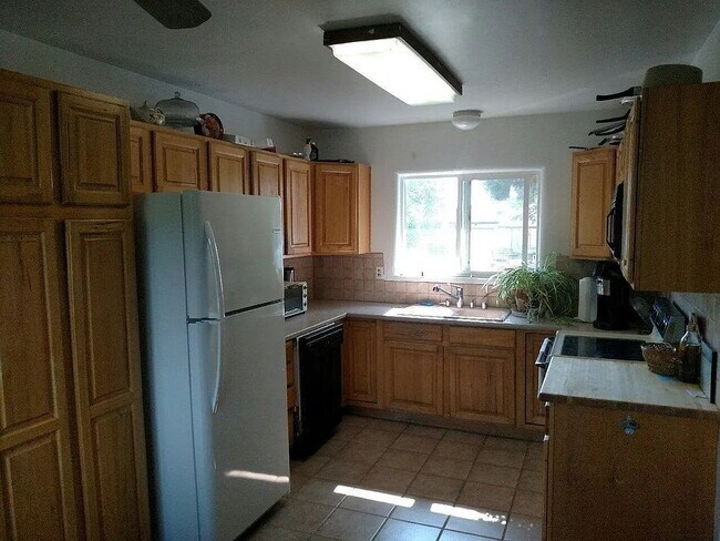 Building Photo - "Welcome Home: Spacious 3-Bedroom Oasis with 2 Full Baths on Dakota St NE!"