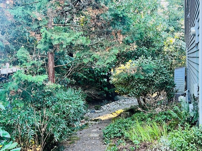 Building Photo - Amazing Attached Home in Lake Oswego is a Must See!