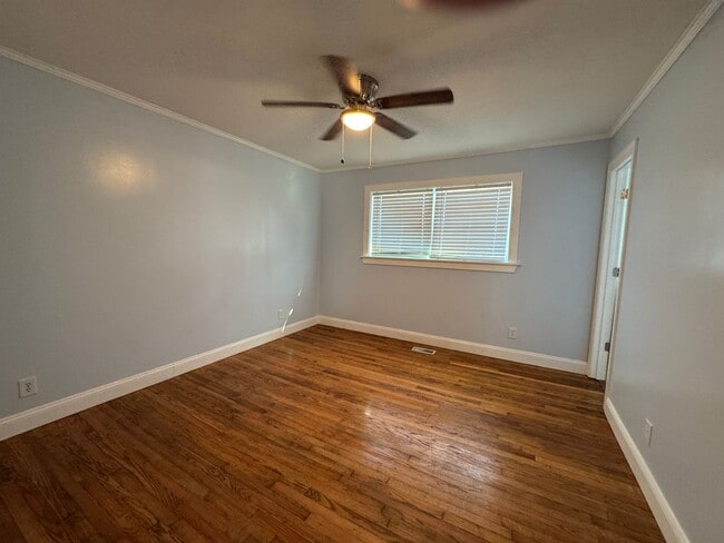 Building Photo - Move-in Ready!